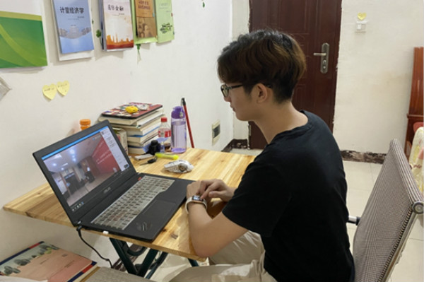 ae05ec1418d94d0e874896f6b1899909.jpg 经济1802团支部陈昆湖观看学习党课_meitu_2.jpg