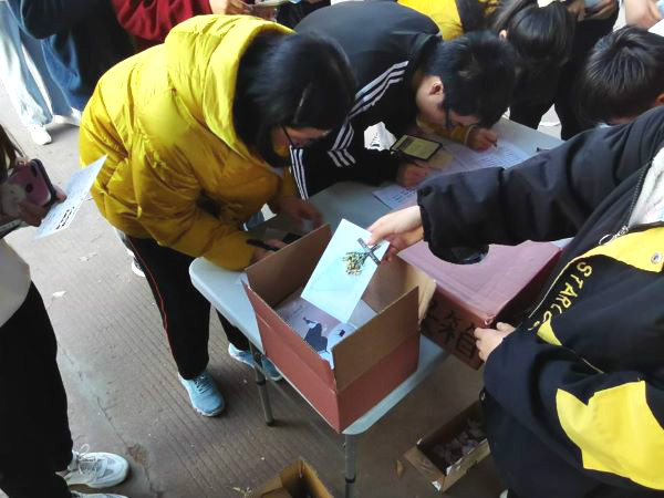 94f4db3677834ed59f770a9485f38f6c.jpg 学生给老师送上祝福贺卡.jpg