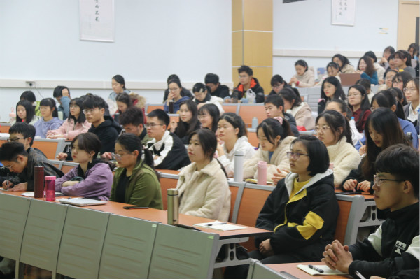 79df103161bc43e5968132a35ba2b20d.jpg 同学们在认真听讲_meitu_2.jpg