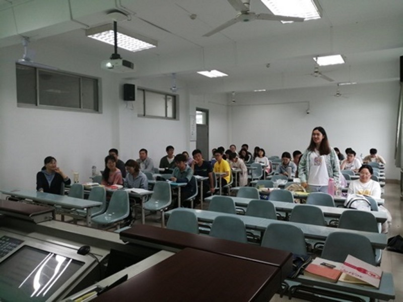 3765fee34c65476cace88f2f8d30cb7e.jpg 学生与优秀校友王小铁沟通交流.jpg